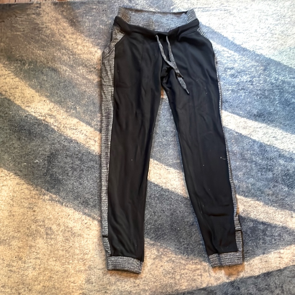 Black and grey lululemon joggers in perfect condition